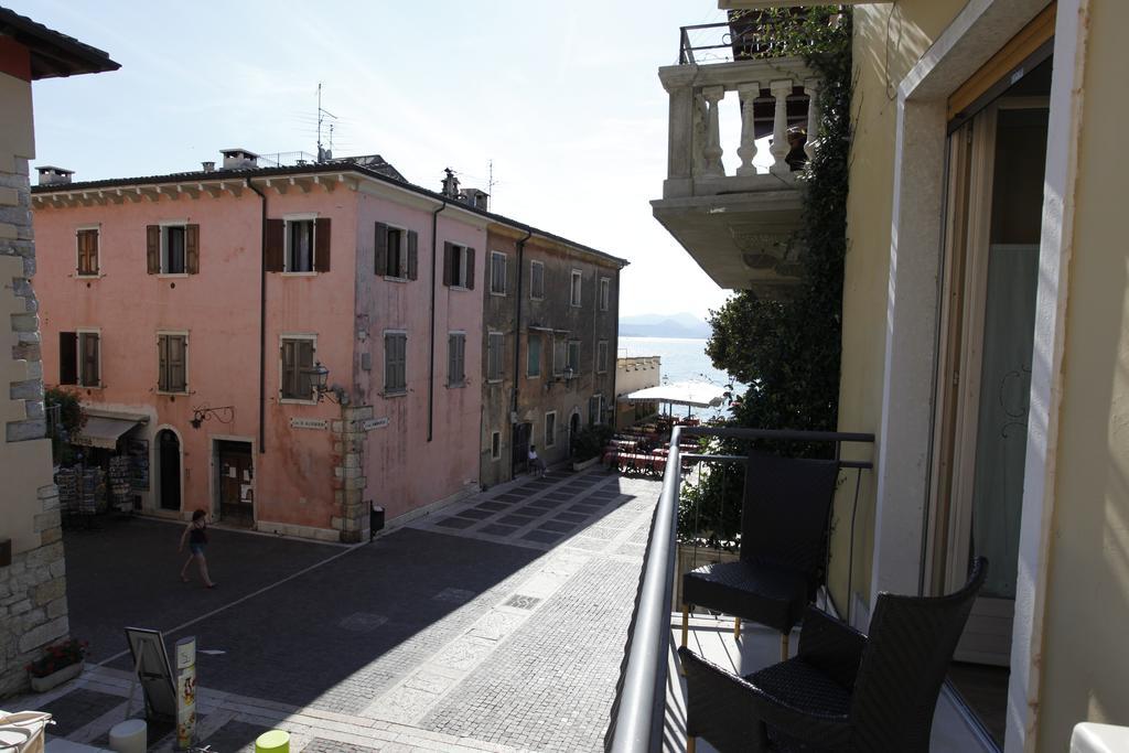 Appartamenti Piazza Umberto I Torri Del Benaco Cameră foto